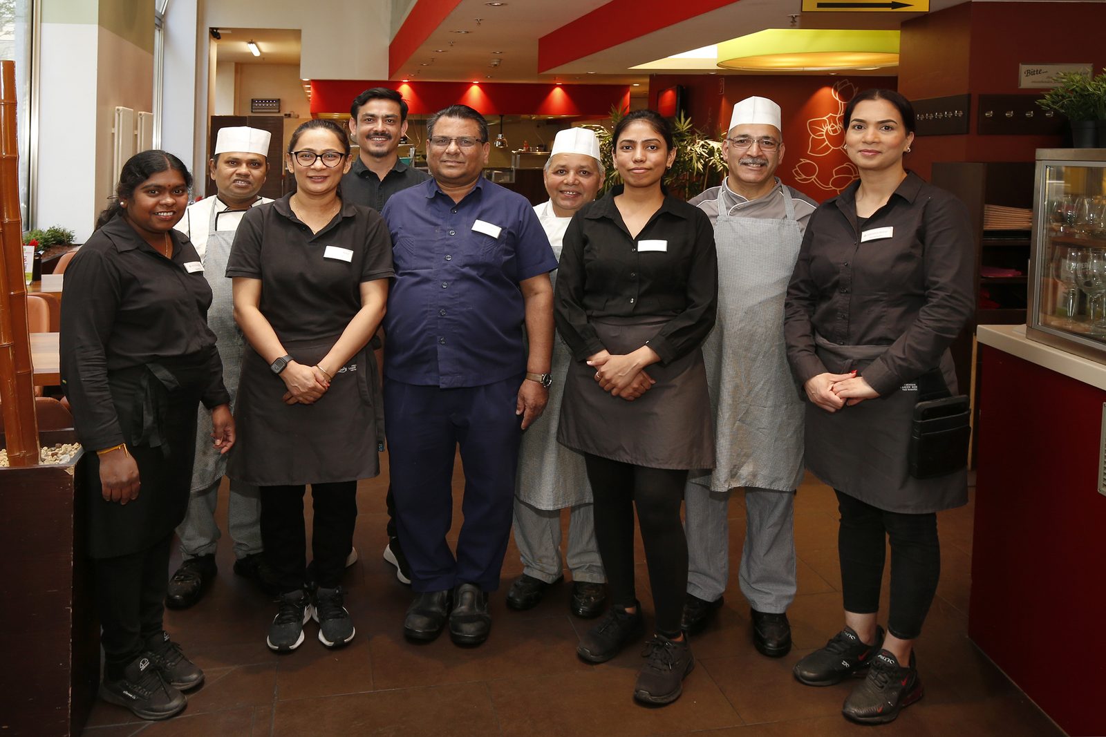 Das Team von Saravanaa Bhavan Berlin im Gastraum.